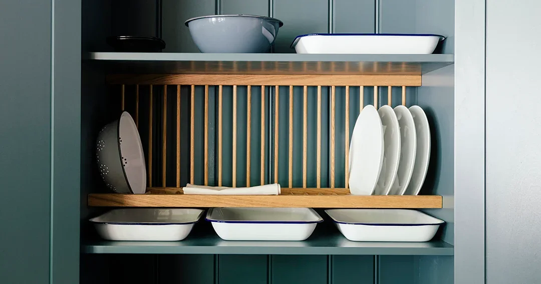 Plate rack fitted inside an upper cabinet